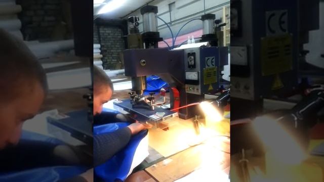 Криволинейная спайка полотен. Работа на станке смотреть онлайн