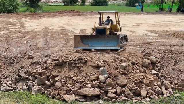 Excellent Techniques Operator Bulldozer Komatsu Pushing Soil Filling Up & Dongfeng Truck Unloading смотреть онлайн