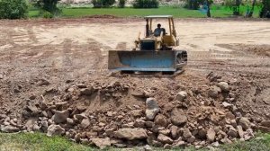 Excellent Techniques Operator Bulldozer Komatsu Pushing Soil Filling Up & Dongfeng Truck Unloading