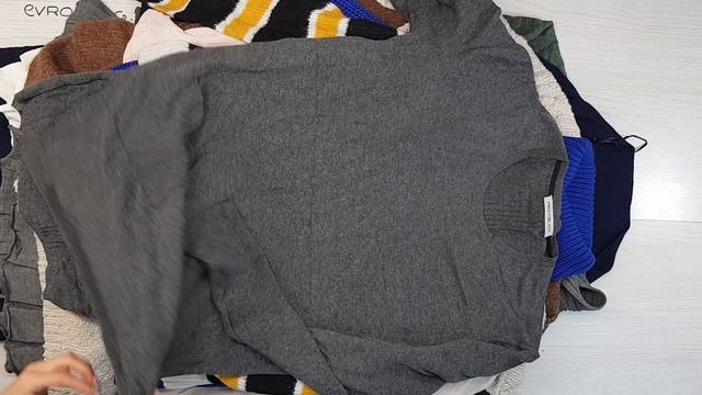 05517 Mixed Sweaters Cream+HQ (Свитера м/ж) №5 20 кг 5,30€ за кг 61 ед смотреть онлайн