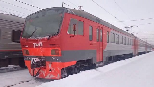 Служебная ЭР2К-1012 с приветливой бригадой. Снято 08.01.23 смотреть онлайн