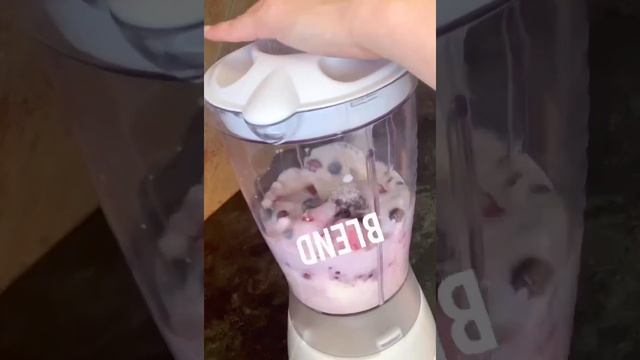 How to make smoothies with frozen yogurt |very berry| super berry smoothie смотреть онлайн