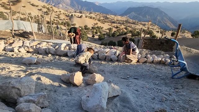 Building the wall of the castle yard in the nomadic village of Iran смотреть онлайн