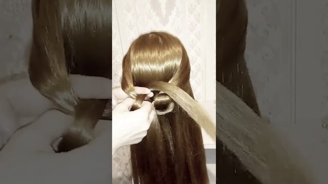 ?Красивая и лёгкая #прическа #легкаяприческа #узел #прическавшколу смотреть онлайн