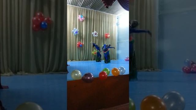 Копия видео павлин, выступление в школе....ахаха сочинили танец за час) смотреть онлайн