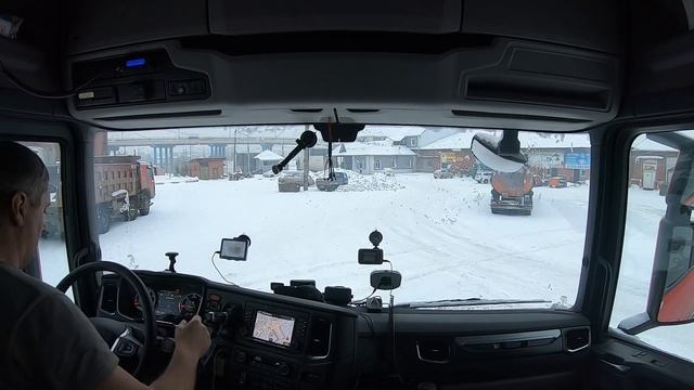 $135 Скания S500 Через Канск под знак!!! Кто то слямзил крышку бачка AdBlue))) смотреть онлайн