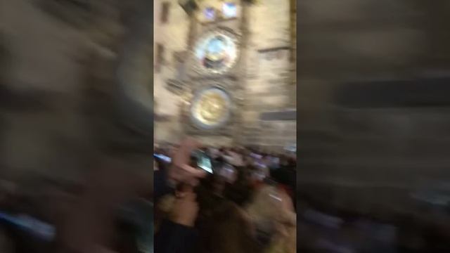 Староместская площадь, Прага, толпа у часов смотреть онлайн