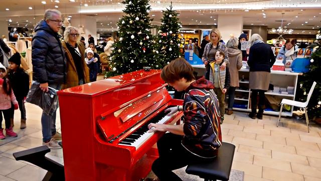 I Played SPIDERMAN themes on a Public PIANO смотреть онлайн