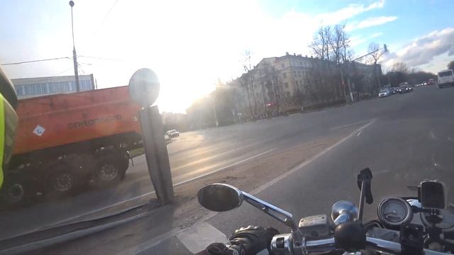 С КОЧКОЙ НА ОДНОМ БАЙКЕ?ВЕЗУ КАЧКА НА БАЙКЕ смотреть онлайн