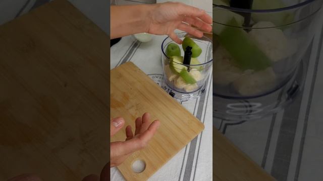 Вкусно и полезно! #Shorts 👌Легкий смузи 1 яблоко и 1 банан смотреть онлайн