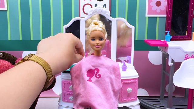 Barbie and Anna go to the hair salon to make a styling to the ball, Barbie and Ken dance. смотреть онлайн
