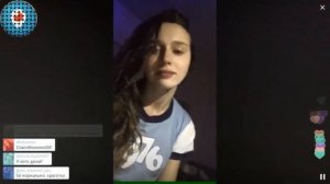 Перископ  Mary Leest  весьма открыто гладит пса. 18+