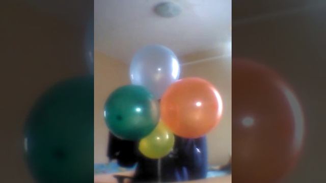 Что будет если надуть четыре шарика и резко отпустить? смотреть онлайн