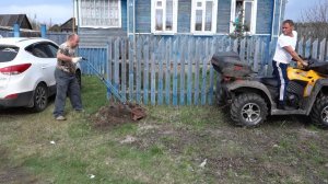 квадроцикл CFmoto X6 4x4 гнет плуг в деревне