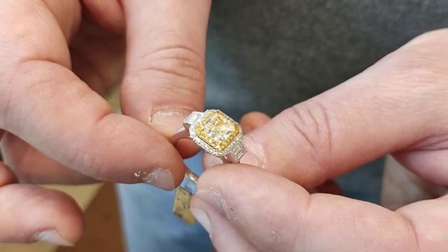 Драгоценные камни: витрина лучшего ювелирного магазина Таллинна. Здесь особенные украшения смотреть онлайн