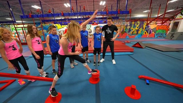 Girls vs Boys! Super Ninja Challenge! смотреть онлайн