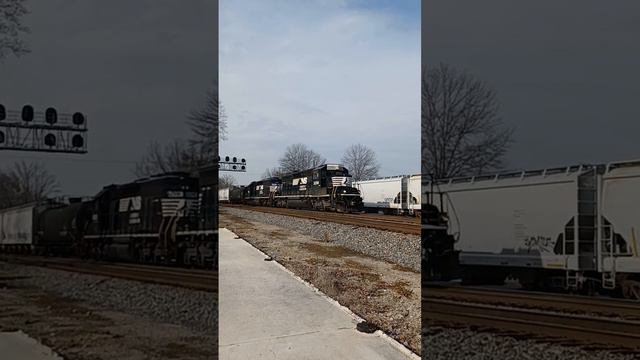 SD40-2 HUGE Blast "rolling into downtown to exchange cars" Norfolk Southern #3280 @rider22 смотреть онлайн