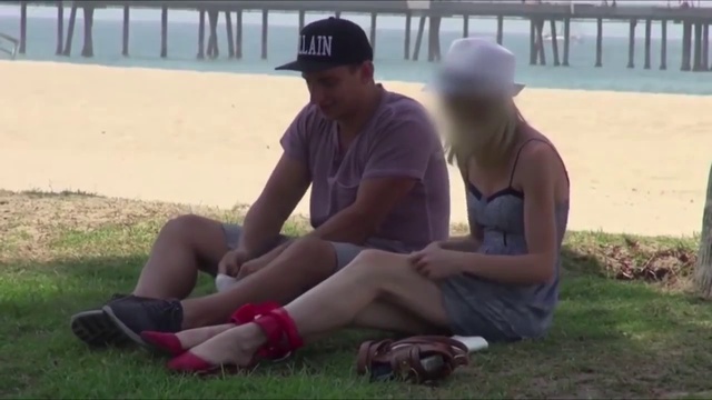 снял с девушки трусы на улице пранк смотреть онлайн