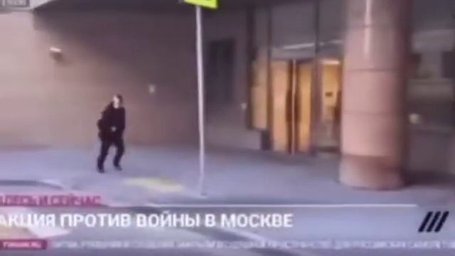 Толпа убегает од одного ОМОН-овца Москва смотреть онлайн