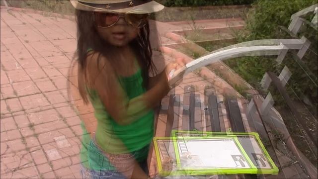 Магнитная доска для рисования маркером и мелом.Распаковка игрушек.Детское видео. смотреть онлайн