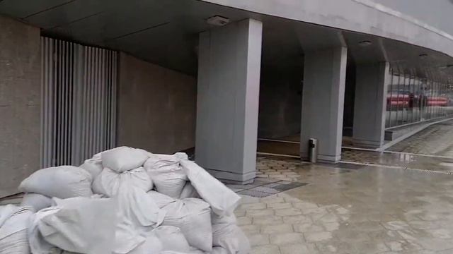 На Москворецкой набережной на случай разлива Москвы-реки установили защитные боны смотреть онлайн