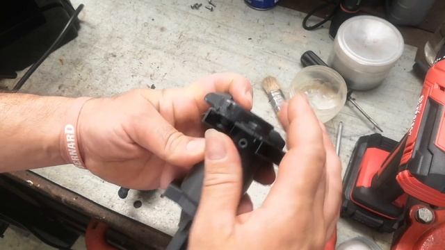 Kávovar Delonghi - servis. Jak vyčistit a složit spařovací jednotku ECAM смотреть онлайн