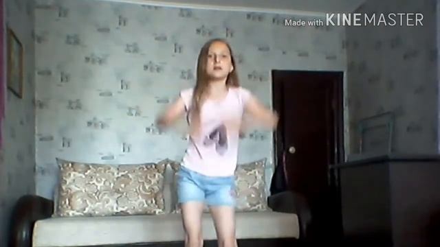 Танцую танец под песню : М - это Милена... смотреть онлайн
