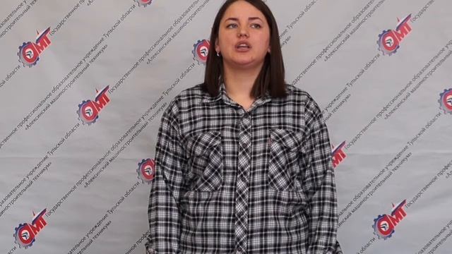 Стихотворение " В не раз заштопанном халате..." смотреть онлайн