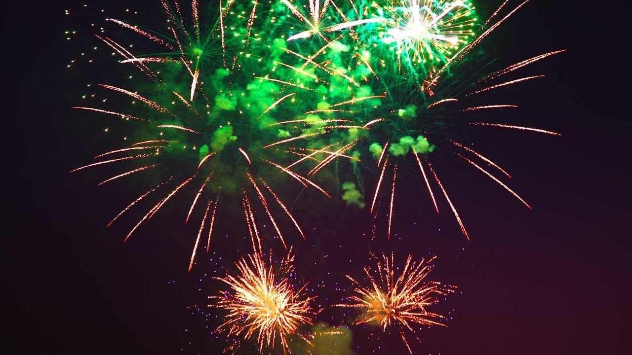 Фейерверк с баржи "Skyfull" в Москве на набережной смотреть онлайн