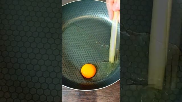 Как сделать воздушную яичницу. Проверка лайфхака смотреть онлайн