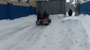 Чистим снег гусеничным вездеходом