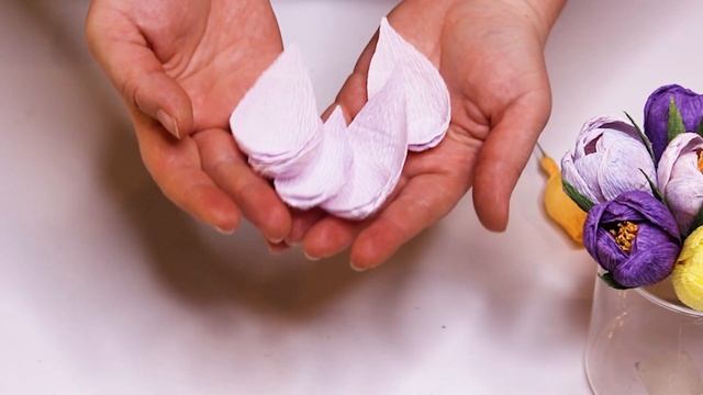 Крокусы из гофрированной бумаги / Цветы к 8 марта / DIY Crocuses made of corrugated paper смотреть онлайн
