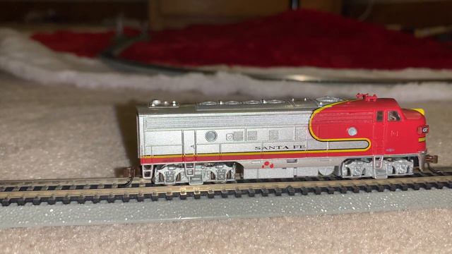Model Power N Scale All Metal FP7 Locomotive Santa Fe Unboxing And Run смотреть онлайн