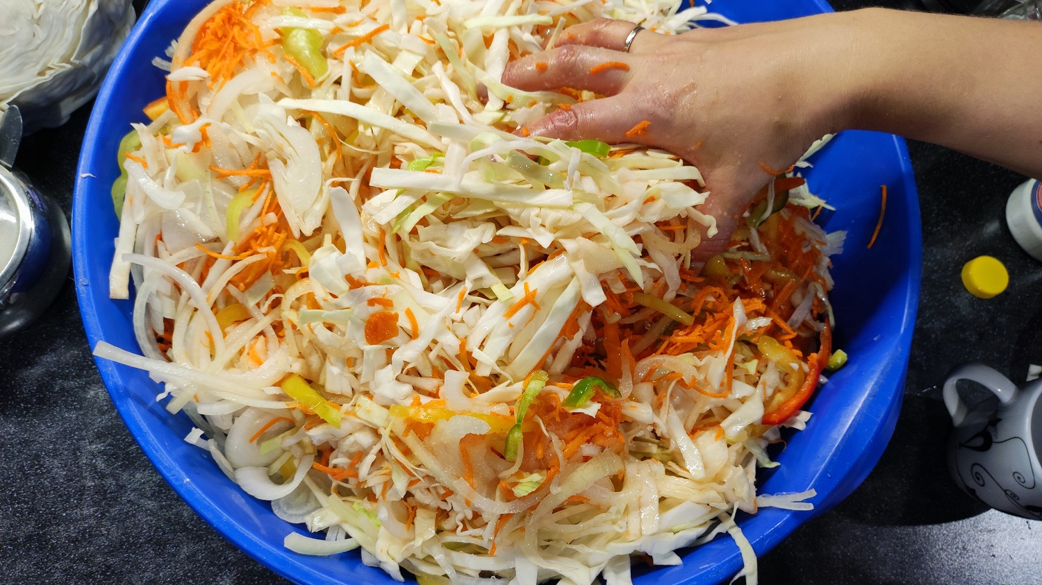 ОН стал ФАВОРИТОМ среди ОСЕННИХ САЛАТОВ, ГОТОВЛЮ ТАЗИКАМИ, И ВСЕГДА МАЛО! САЛАТ из КАПУСТЫ на ЗИМУ смотреть онлайн