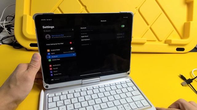 iPad Air 4 & 5: Backlit Rotating Magic Keyboard Case w/ Touchpad смотреть онлайн