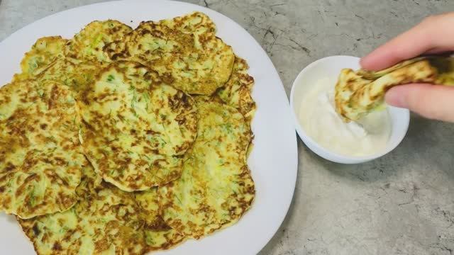 Сочные кабачковые блинчики с укропом придутся по душе и взрослым, и детям