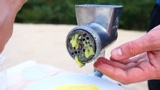 Experiment: Orbeez vs Meat Grinder смотреть онлайн