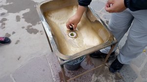 Эксперимент с воронкой воды на экваторе. Центр мира, город Кито, Эквадор