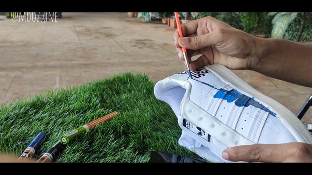 Painting my Adidas Superstars!! Custom Sneakers - Mooz Graffiti смотреть онлайн