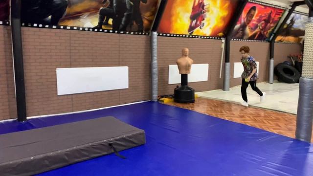 Брось мяч и догони до стены смотреть онлайн