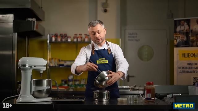 Банановй десерт с кардамоном, ореховым муссом и песочным тестом по рецепту Серджиу Плешка смотреть онлайн