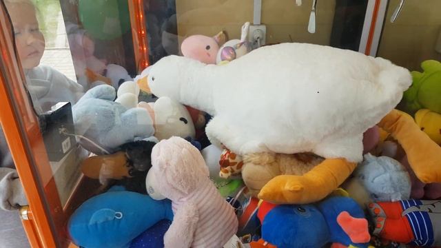 ХВАТАЙКА |Огромный Гусь мешает выиграть игрушки ? смотреть онлайн