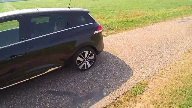 Renault Clio Estate filmed with drone Yuneec Q500+ смотреть онлайн