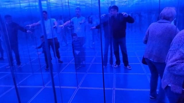 "Стеклянный лабиринт" прозрачная конструкция выглядит довольно просто. Выход, однако,найти нелегко. смотреть онлайн