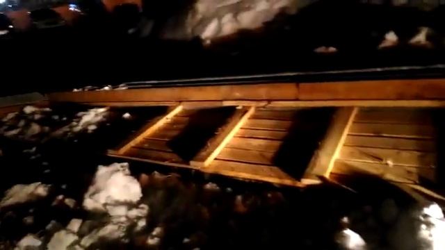 Глыба смерзшегося снега упала с крыши дома на улице Емельянова в Южно-Сахалинске смотреть онлайн