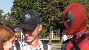 ДЭДПУЛ ОТШЛЕПАЛ ДЕВУШКУ ПЛЕТКОЙ ДЛЯ БДСМ ПРЯМО В ПАРКЕ ВДВНХ #2 Пранк опрос с девушками на улице