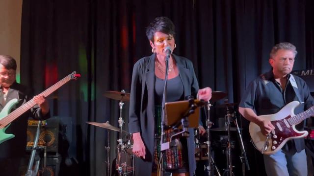 “White Rabbit” by Jefferson Airplane, performed by Angela Draude & Metrobeat. смотреть онлайн