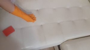Как быстро почистить кожаную мебель
