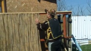 Забор из камыша,красиво, просто и дешево.