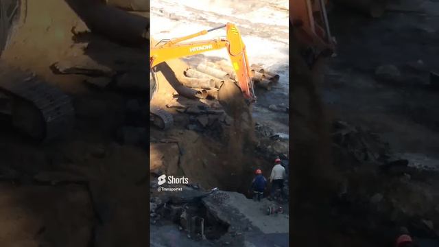 Экскаватор хочет вырыть землю до труб #Shorts #копаем #роет #экскаватор смотреть онлайн